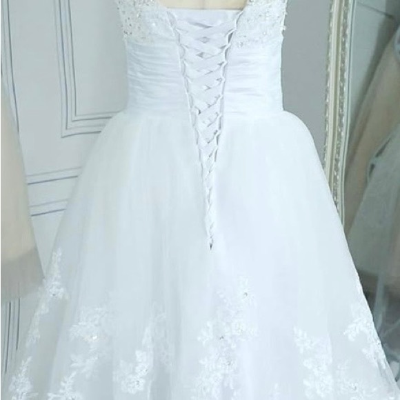 White Sleeveless Sweetheart A-line Wedding Gown - Picture 2 of 4